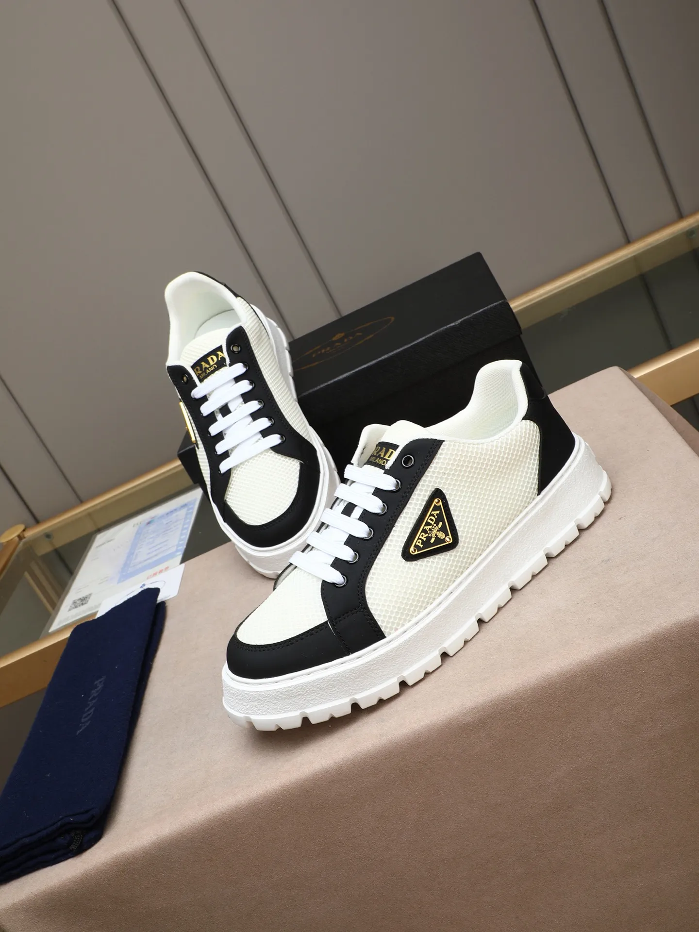 Men's Men's Shoes 💰440 Prada/Prada Men's new casual shoes, this sports shoe is made of imported calfskin upper with breathable mesh and breathable mesh lining. The foot pads are made of sheepskin, and the outsole is made of non-slip sports exclusive rubber outsole with logo. It feels good on the feet and is a fashionable item! Size: 38-44 (45 customized)